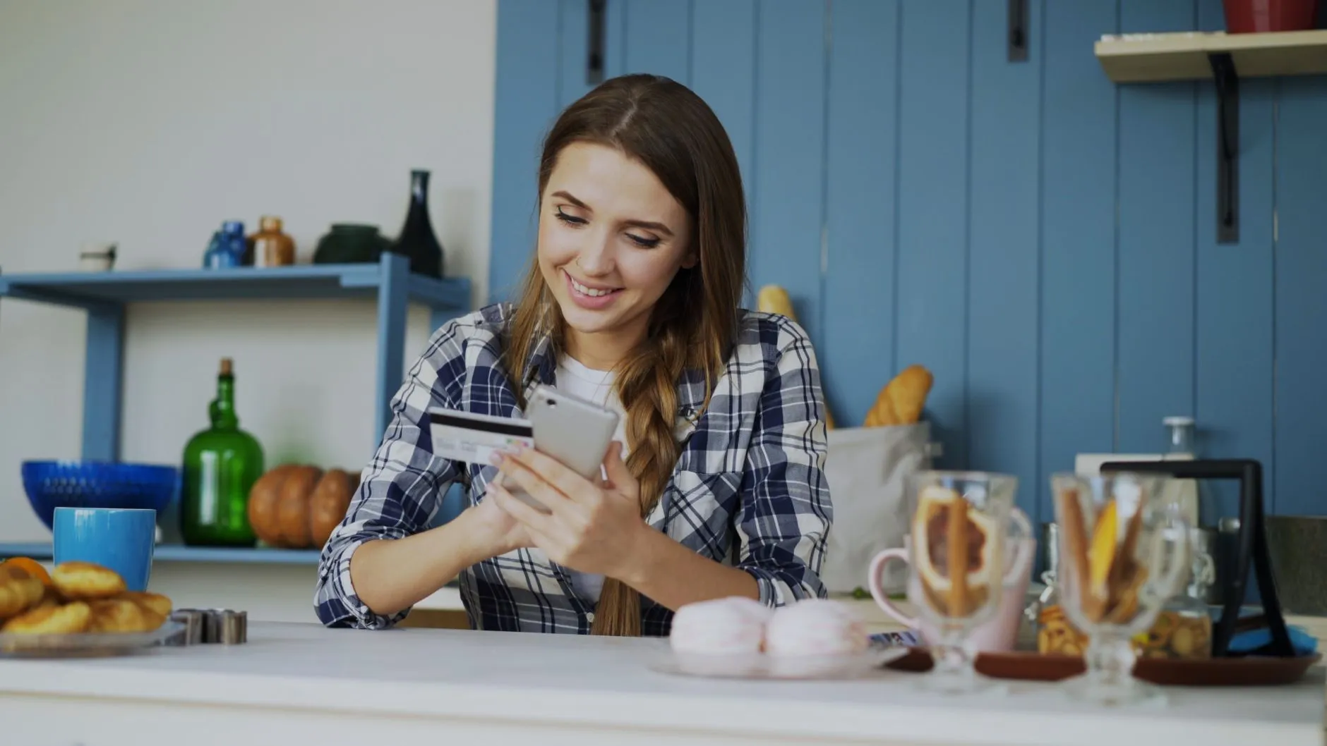 Host zadává údaje z karty do telefonu: platba rezervace online – bez volání na hotel a bez diktování čísla karty
